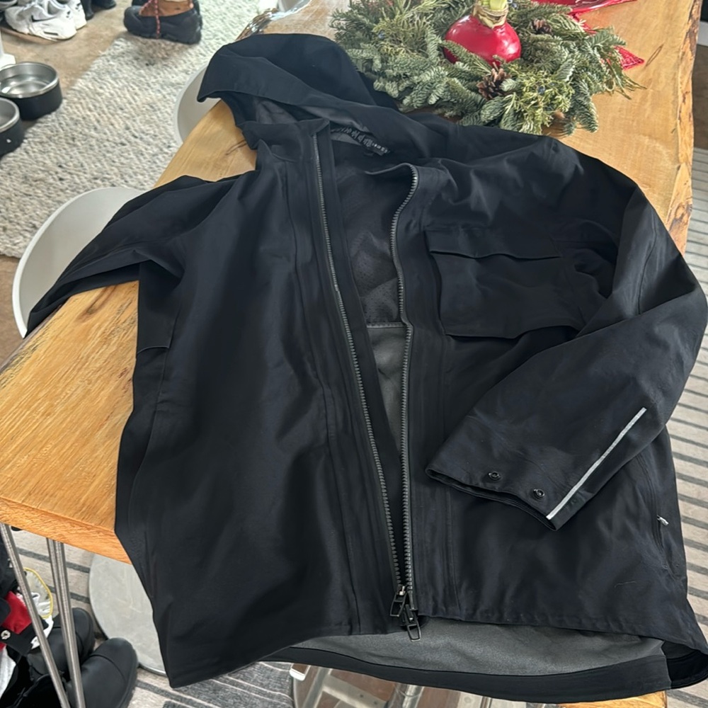 Lululemon men’s shell jacket size small